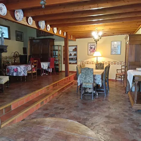 Au Fond De La Cour Bed & Breakfast 4*