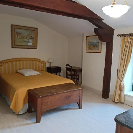 Au Fond De La Cour 4*