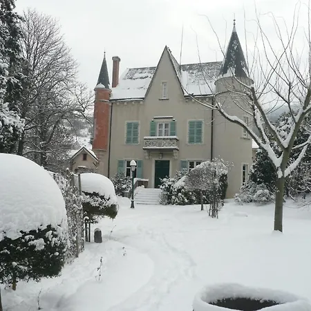 Au Fond De La Cour Bed & Breakfast 4*