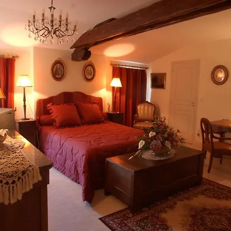 Au Fond De La Cour Bed & Breakfast 4*