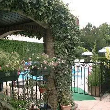 Au Fond De La Cour Bed & Breakfast 4*