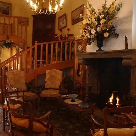 Au Fond De La Cour Bed & Breakfast 4*