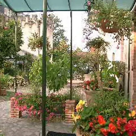 Au Fond De La Cour 4*