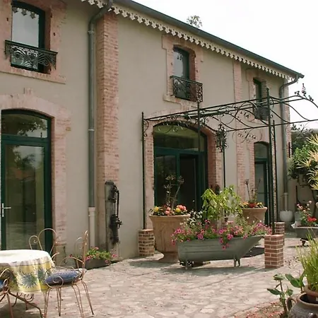 Au Fond De La Cour Bed & Breakfast 4*